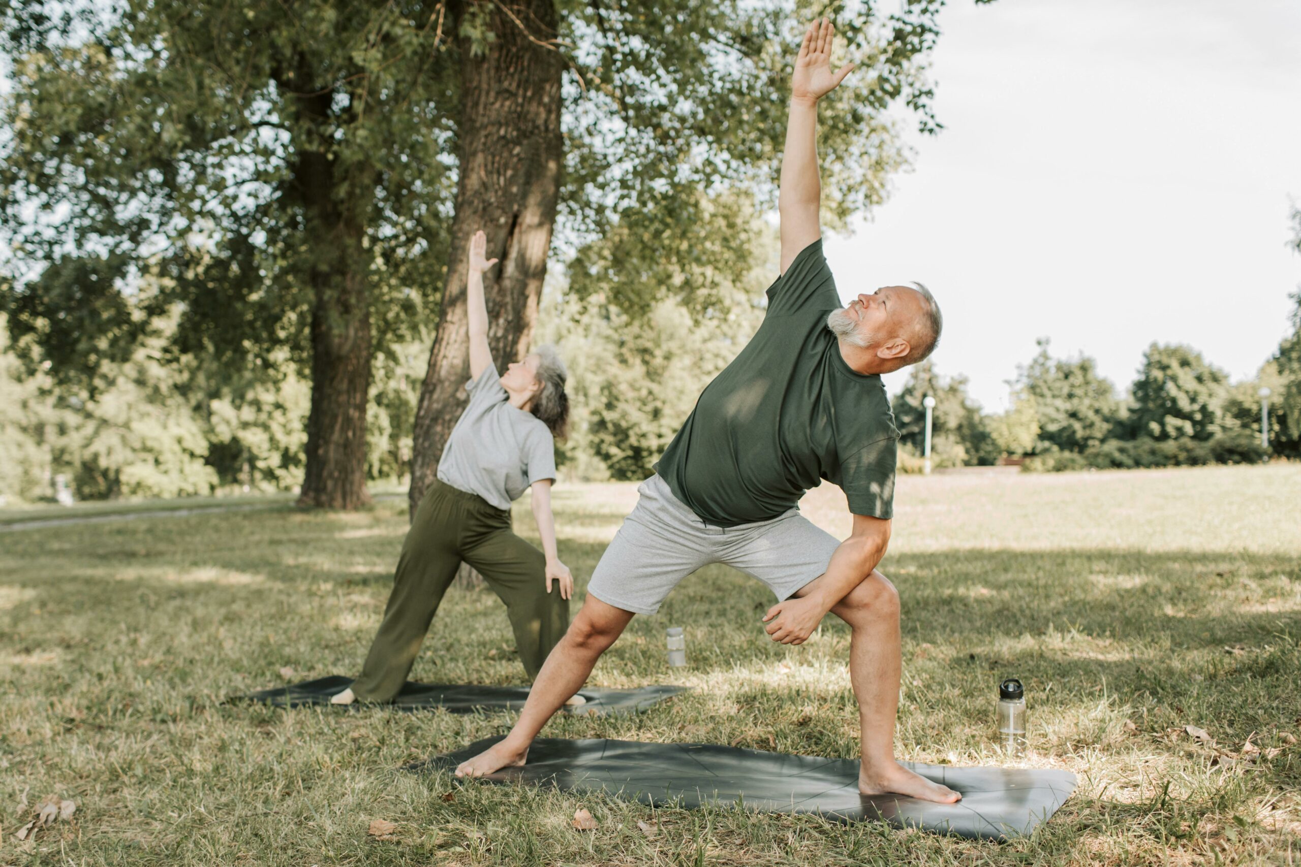 Par som gör yoga utomhus